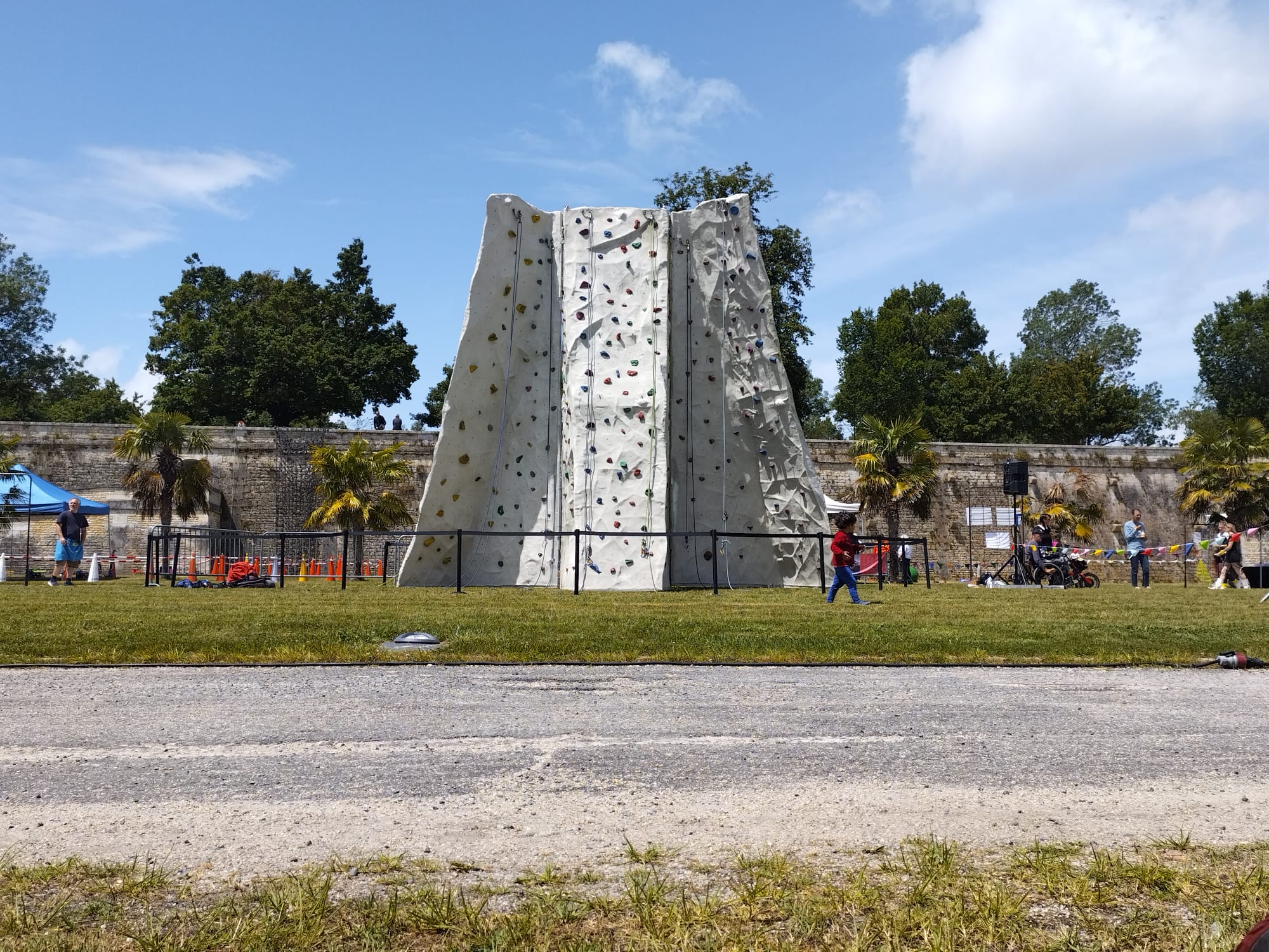 Mur menhir part… Mur ELEPHANT arrive…